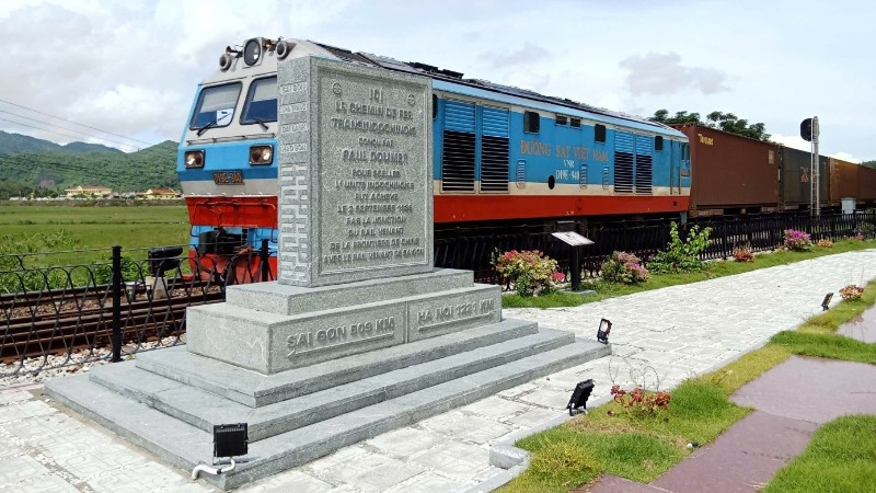 Di tích “Bia ghi dấu Mối nối ray cuối cùng đường sắt xuyên Đông Dương tại Km1221”, nằm dưới chân Đèo Cả, thuộc thôn Hảo Sơn Bắc, xã Hòa Xuân, tỉnh Đắk Lắk.